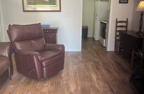 Rosewood Apartment | Masters themed 1 KING bed 1 bath apartment Columbia SC Superhost