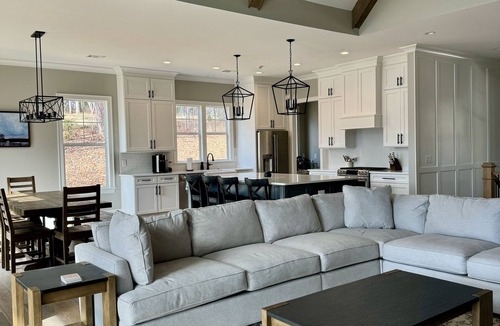 Greensboro House | Masters Week Rental - New Home in Reynolds next to Marina Cove