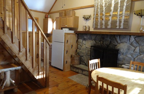 Rowland Cabin | MASTHOPE LOG CABIN Sleeps 7