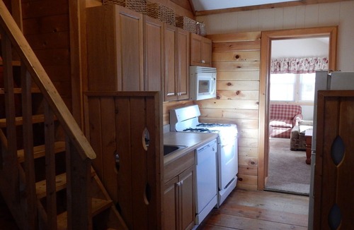 Rowland Cabin | MASTHOPE LOG CABIN Sleeps 7