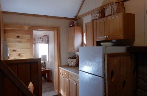 Rowland Cabin | MASTHOPE LOG CABIN Sleeps 7