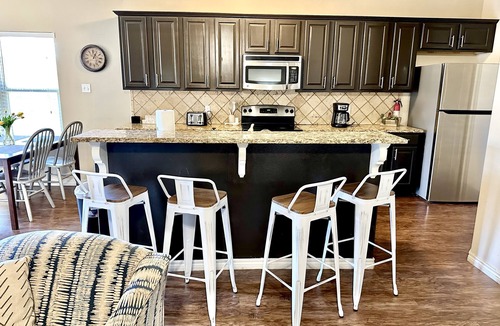 North by Northwest House | Matador Arena + Hot Tub + Game Room + 4BR Sleeps 14 + 4 Min to Loop