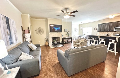 North by Northwest House | Matador Arena + Hot Tub + Game Room + 4BR Sleeps 14 + 4 Min to Loop