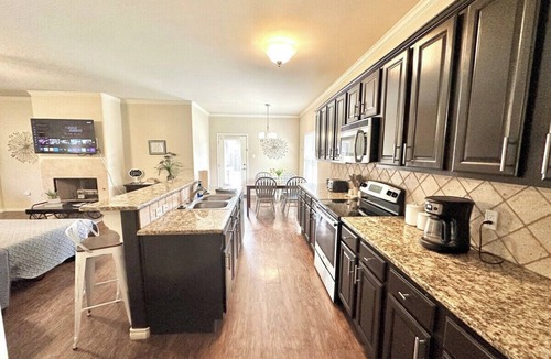 North by Northwest House | Matador Arena + Hot Tub + Game Room + 4BR Sleeps 14 + 4 Min to Loop