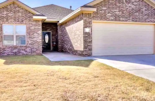 North by Northwest House | Matador Arena + Hot Tub + Game Room + 4BR Sleeps 14 + 4 Min to Loop