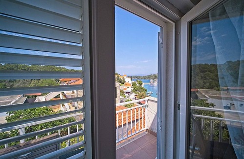 Pomena Apartment | Matana Pomena - A1 Apartment with Balcony and Sea View