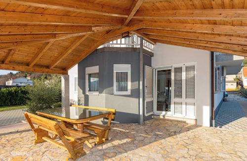 Donji Prolozac House | Matanovi dvori by Interhome