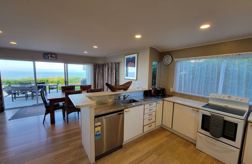 Matarangi Cottage | Matarangi Beachfront - Matarangi Holiday Home