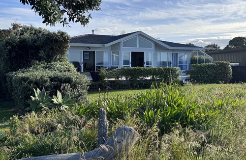 Matarangi Cottage | Matarangi Beachfront - Matarangi Holiday Home