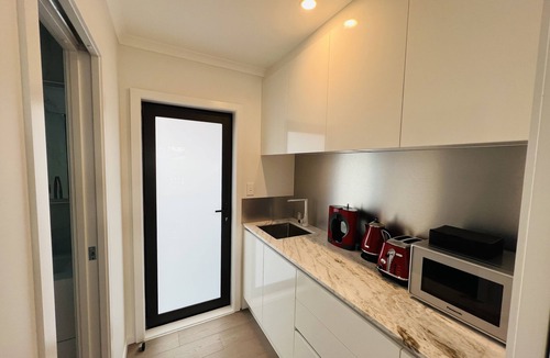 Henderson Apartment | Matuhi Deluxe studio with kitchenette