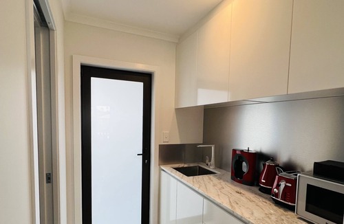 Henderson Apartment | Matuhi Deluxe studio with kitchenette