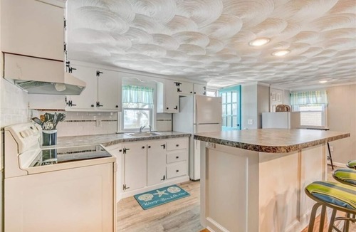 Matunuck House | Matunuck getaway - walking distance to South Kingstown Beach!