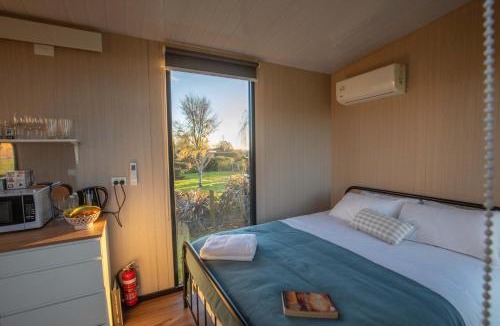 Cambridge House | Maungakawa Hill by Tiny Away