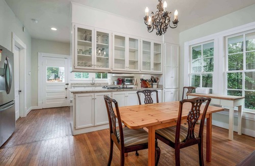 Northport House | Maxwell House- Walk to Downtown- Pool Table- 6 TVs