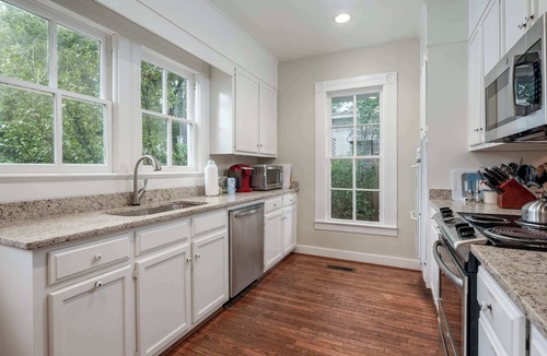 Northport House | Maxwell House- Walk to Downtown- Pool Table- 6 TVs