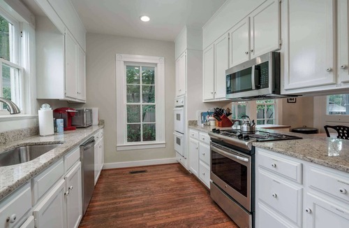 Northport House | Maxwell House- Walk to Downtown- Pool Table- 6 TVs