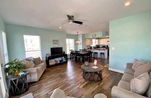 Morgantown House | May 15 - 19 Open! Adorable w/Views! Pools!