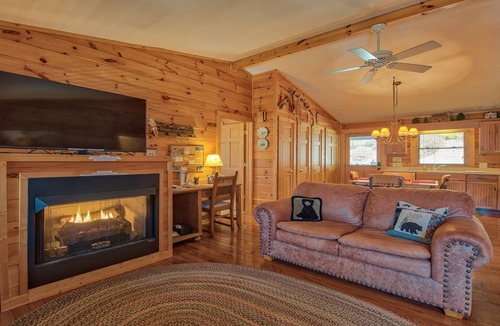 Maggie Valley Cabin | MAY 22-27 MEMORIAL WKEND MT. VIEWS, ATTACHED GARAGE FLAT PAVED PARKING, PET FEE
