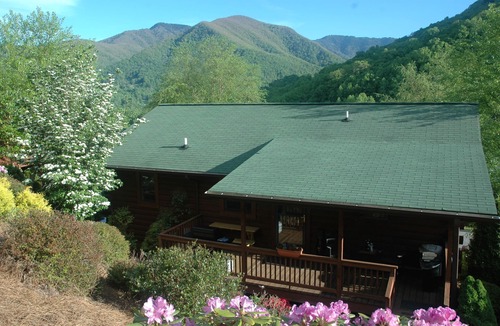 Maggie Valley Cabin | MAY 22-27 MEMORIAL WKEND MT. VIEWS, ATTACHED GARAGE FLAT PAVED PARKING, PET FEE