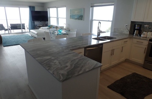 Redington Shores Condo | May 30-June 6 discount AVAILABLE! BEACHFRONT CORNER 2/2 w/Jacuzzi & Electric FP!