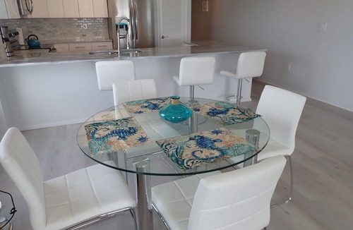 Redington Shores Condo | May 30-June 6 discount AVAILABLE! BEACHFRONT CORNER 2/2 w/Jacuzzi & Electric FP!