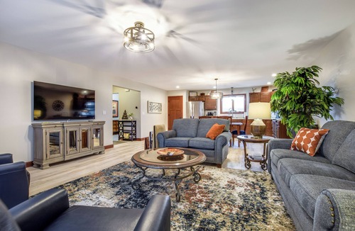 New Glarus House | MAY JUNE 2026-NEW BOOKING SPECIAL at The Belvedere just Steps to downtown.