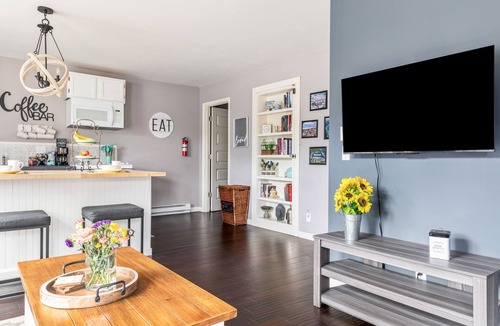 East Jordan House | May-June Sale! Summerland Retreat-Hot Tub, Dogs Ok, Boyne, Charlevoix, Petoskey