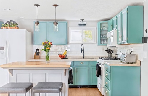 East Jordan House | May-June Sale! Summerland Retreat-Hot Tub, Dogs Ok, Boyne, Charlevoix, Petoskey