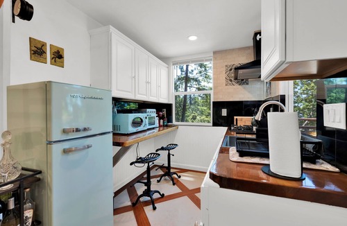 Los Gatos House | May's Luxury Sunset Cabin with Loft