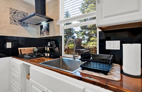 Los Gatos House | May's Luxury Sunset Cabin with Loft