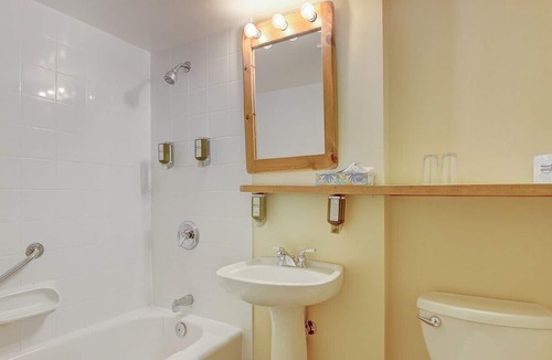 Sutton Cottage | Mayfair Cottage for large groups at Jackson Point (Mayfair)