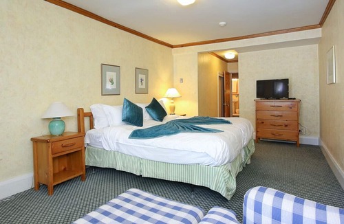 Sutton Cottage | Mayfair Cottage for large groups at Jackson Point (Mayfair)