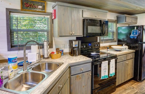 Mayfield House | Mayfield Tiny Home w/Porch, Walk to Beaches!