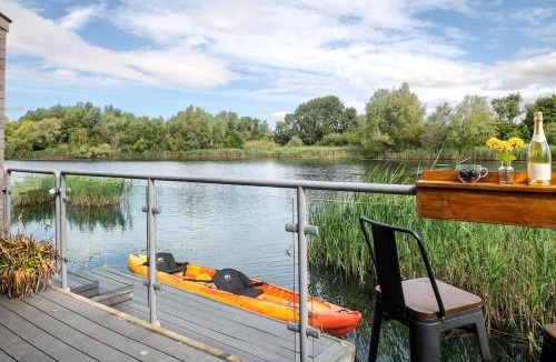 South Cerney House | Mayflower lakeside hot tub