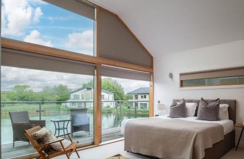 South Cerney House | Mayflower lakeside hot tub