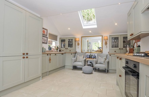 Looe Cottage | MAYHURST, pet friendly, with a garden in Looe