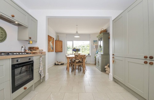 Looe Cottage | MAYHURST, pet friendly, with a garden in Looe
