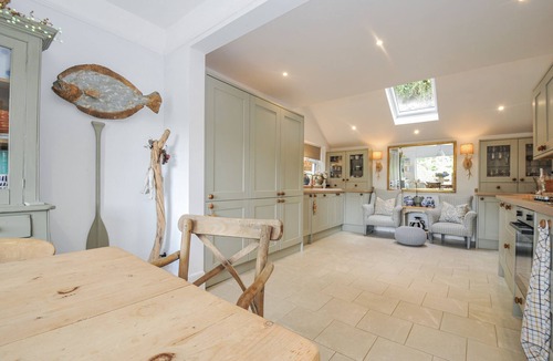 Looe Cottage | MAYHURST, pet friendly, with a garden in Looe