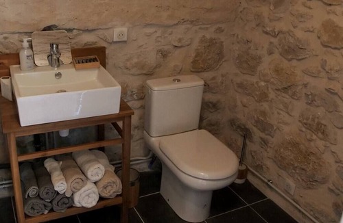 Saint-Hippolyte-du-Fort Apartment | Mazet 1823 : Studio, Proche Centre Village, Terrasse & Jardin