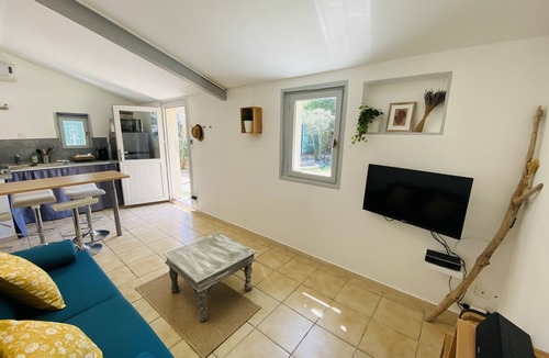 Boulbon Cottage | Mazet "A deux pas de la Montagnette", 4 persons with private garden