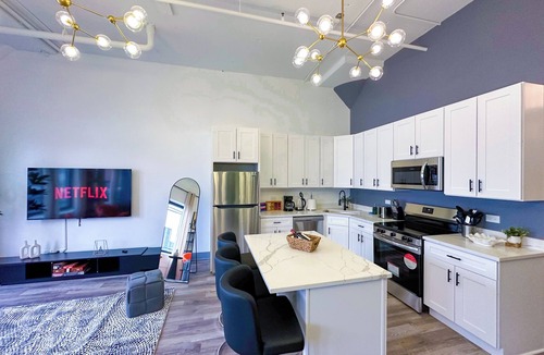 Prairie District Apartment | McCormick 6B/4Ba Luxury Suite for groups/12 guests
