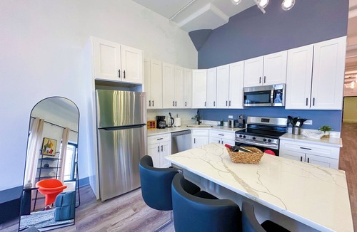 Prairie District Apartment | McCormick 6B/4Ba Luxury Suite for groups/12 guests