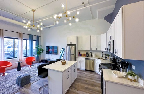 Prairie District Apartment | McCormick 6B/4Ba Luxury Suite for groups/12 guests