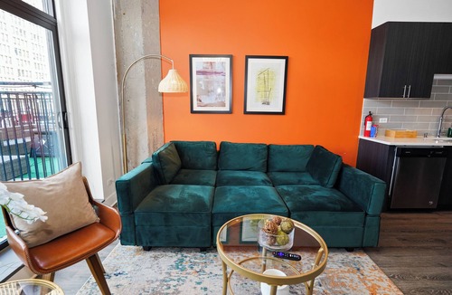 Near South Side Apartment | McCormick Patio skyline view 2b/2b with optional Parking/sleep 6