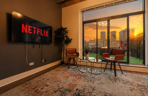 Near South Side Apartment | McCormick Patio skyline view 2b/2b with optional Parking/sleep 6