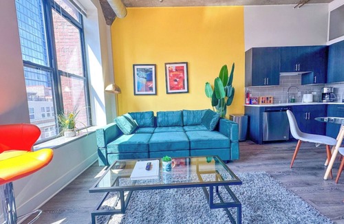 Near South Side Apartment | McCormick Place 2b/2b family unit with optional parking for up to 8 guests