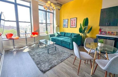 Near South Side Apartment | McCormick Place 2b/2b family unit with optional parking for up to 8 guests
