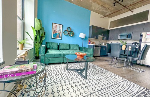 Near South Side Apartment | McCormick Place city view 2br/2ba with optional parking for up to 8 guests