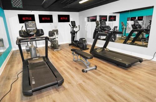 Near South Side Apartment | McCormick Place Luxurious and Spacious 3BR in Downtown Chicago with Optional Parking Sleeps 10 guests