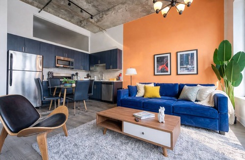 Near South Side Hotel | McCormick South Loop 2BR Suite Near Soldier Field & Museum Campus